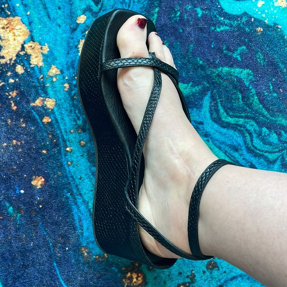 Barely worn Matisse wrap around ankle platform sandal